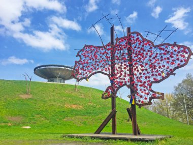 KYIV, UKRAINE - 8 Mayıs 2019: Kiev 'deki Ebedi Alev ve Anavatan Anıtı Anıtı. Ukrayna 'nın tarihi manzarası