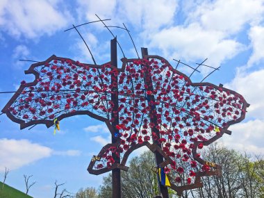 KYIV, UKRAINE - 8 Mayıs 2019: Kiev 'deki Ebedi Alev ve Anavatan Anıtı Anıtı. Ukrayna 'nın tarihi manzarası