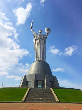 Kyiv, Ukrayna - 8 Mayıs 2019: Anavatan Anıtı, Ukrayna Zafer Parkı 'ndaki Kyiv sembollerinden biri