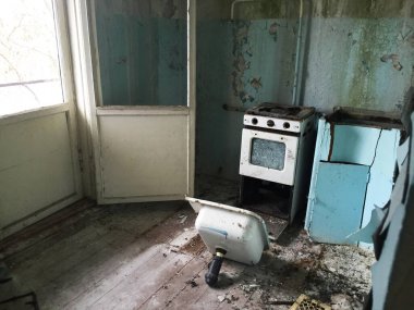 Pripyat, Ukrayna - 30 Nisan 2019: Çernobil, Ukrayna 'da terk edilmiş bir evde  