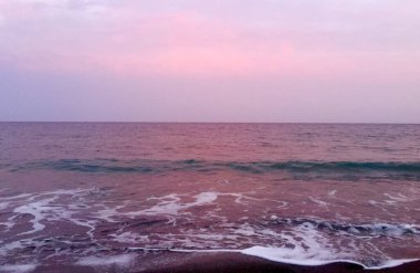 Yunanistan 'ın Perissa sahilinde Ege Denizi' nin batışı 