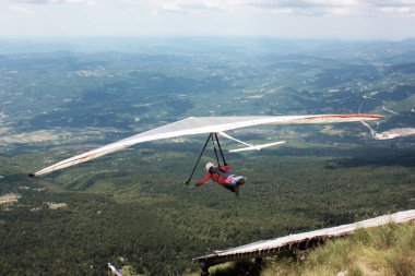 ROC, CROATIA - 29 Haziran: Hırvat Açık askılı planör yarışmalarına 29 Haziran 2011 'de Hırvatistan' ın Roc kentinde katıldılar