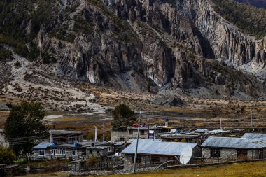 Geleneksel taş köyü Manang. Arka planda dağlar. Annapurna bölgesi, Nepal.