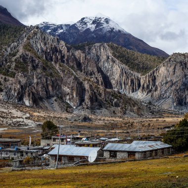 Manang Vadisi ve Annapurna dağlarının panoramik manzarası. Annapurna gezisi, Nepal