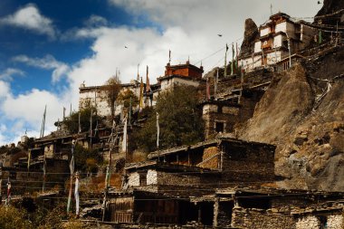 Geleneksel taş köyü Manang. Arka planda dağlar. Annapurna bölgesi, Nepal.