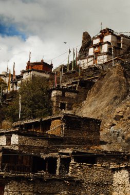 Geleneksel taş köyü Manang. Arka planda dağlar. Annapurna bölgesi, Nepal.