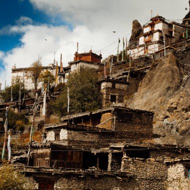 Geleneksel taş köyü Manang. Arka planda dağlar. Annapurna bölgesi, Nepal.