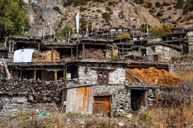 Geleneksel taş köyü Manang. Arka planda dağlar. Annapurna bölgesi, Nepal.