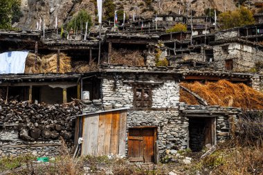 Geleneksel taş köyü Manang. Arka planda dağlar. Annapurna bölgesi, Nepal.
