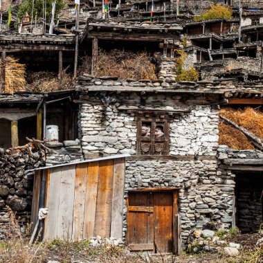 Geleneksel taş köyü Manang. Arka planda dağlar. Annapurna bölgesi, Nepal.