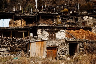 Geleneksel taş köyü Manang. Arka planda dağlar. Annapurna bölgesi, Nepal.