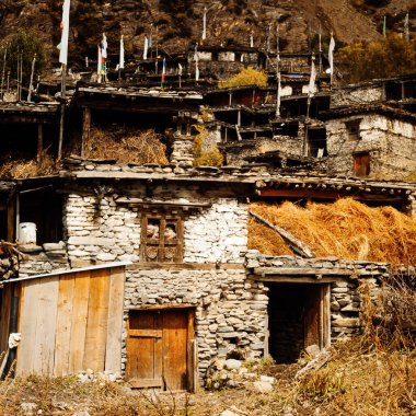 Geleneksel taş köyü Manang. Arka planda dağlar. Annapurna bölgesi, Nepal.