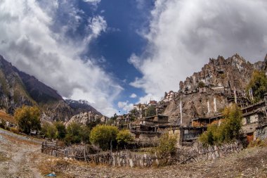 Geleneksel taş köyü Manang. Arka planda dağlar. Annapurna bölgesi, Nepal.