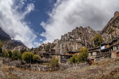 Geleneksel taş köyü Manang. Arka planda dağlar. Annapurna bölgesi, Nepal.