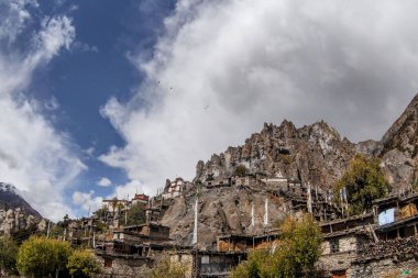 Geleneksel taş köyü Manang. Arka planda dağlar. Annapurna bölgesi, Nepal.