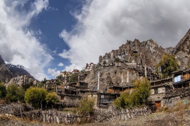 Geleneksel taş köyü Manang. Arka planda dağlar. Annapurna bölgesi, Nepal.