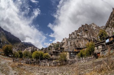 Geleneksel taş köyü Manang. Arka planda dağlar. Annapurna bölgesi, Nepal.