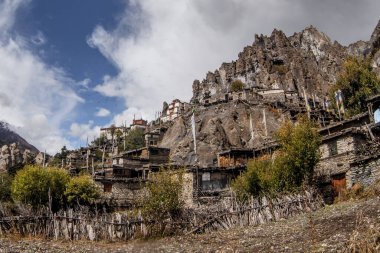 Geleneksel taş köyü Manang. Arka planda dağlar. Annapurna bölgesi, Nepal.