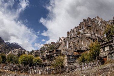 Geleneksel taş köyü Manang. Arka planda dağlar. Annapurna bölgesi, Nepal.