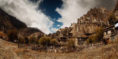Geleneksel taş köyü Manang. Arka planda dağlar. Annapurna bölgesi, Nepal.