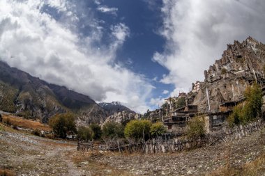 Geleneksel taş köyü Manang. Arka planda dağlar. Annapurna bölgesi, Nepal.