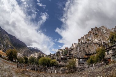 Geleneksel taş köyü Manang. Arka planda dağlar. Annapurna bölgesi, Nepal.