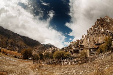 Geleneksel taş köyü Manang. Arka planda dağlar. Annapurna bölgesi, Nepal.
