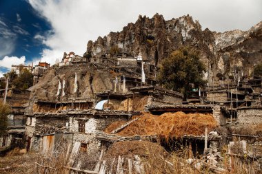 Geleneksel taş köyü Manang. Arka planda dağlar. Annapurna bölgesi, Nepal.