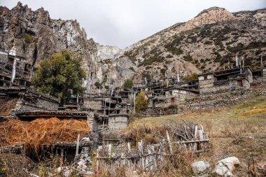 Geleneksel taş köyü Manang. Arka planda dağlar. Annapurna bölgesi, Nepal.