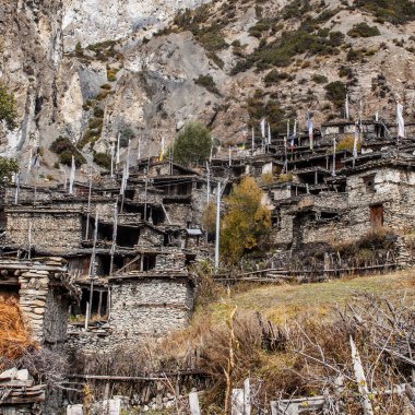 Geleneksel taş köyü Manang. Arka planda dağlar. Annapurna bölgesi, Nepal.