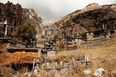 Geleneksel taş köyü Manang. Arka planda dağlar. Annapurna bölgesi, Nepal.
