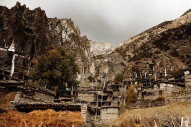 Geleneksel taş köyü Manang. Arka planda dağlar. Annapurna bölgesi, Nepal.