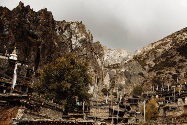 Geleneksel taş köyü Manang. Arka planda dağlar. Annapurna bölgesi, Nepal.