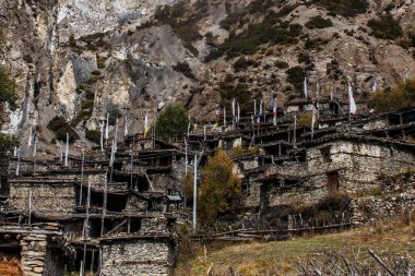 Geleneksel taş köyü Manang. Arka planda dağlar. Annapurna bölgesi, Nepal.