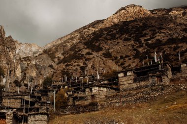 Geleneksel taş köyü Manang. Arka planda dağlar. Annapurna bölgesi, Nepal.