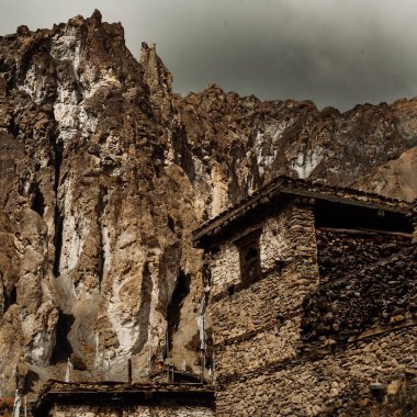 Manang Köyü 'ndeki yerel taşlı bina Annapurna çevresindeki en iyi köylerden biri.