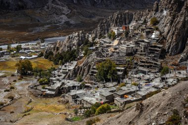 Geleneksel taş köyü Manang. Arka planda dağlar. Annapurna bölgesi, Nepal.