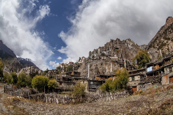 Geleneksel taş köyü Manang. Arka planda dağlar. Annapurna bölgesi, Nepal.