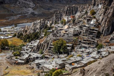 Geleneksel taş köyü Manang. Arka planda dağlar. Annapurna bölgesi, Nepal.