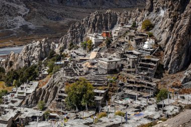 Geleneksel taş köyü Manang. Arka planda dağlar. Annapurna bölgesi, Nepal.