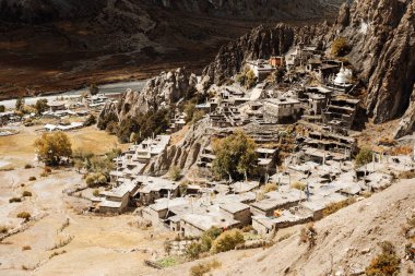 Geleneksel taş köyü Manang. Arka planda dağlar. Annapurna bölgesi, Nepal.