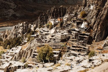 Geleneksel taş köyü Manang. Arka planda dağlar. Annapurna bölgesi, Nepal.