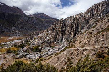 Manang Vadisi ve Annapurna dağlarının panoramik manzarası. Annapurna gezisi, Nepal