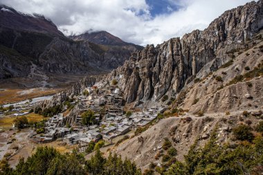 Manang Vadisi ve Annapurna dağlarının panoramik manzarası. Annapurna gezisi, Nepal