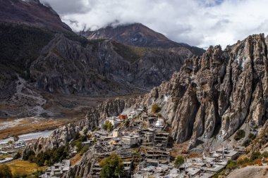 Manang Vadisi ve Annapurna dağlarının panoramik manzarası. Annapurna gezisi, Nepal
