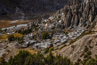 Manang Vadisi ve Annapurna dağlarının panoramik manzarası. Annapurna gezisi, Nepal