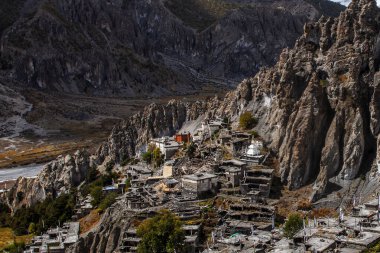 Manang Vadisi ve Annapurna dağlarının panoramik manzarası. Annapurna gezisi, Nepal