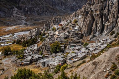 Manang Vadisi ve Annapurna dağlarının panoramik manzarası. Annapurna gezisi, Nepal