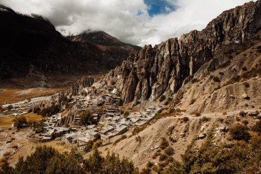Manang Vadisi ve Annapurna dağlarının panoramik manzarası. Annapurna gezisi, Nepal