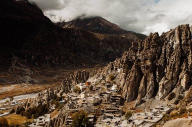 Manang Vadisi ve Annapurna dağlarının panoramik manzarası. Annapurna gezisi, Nepal